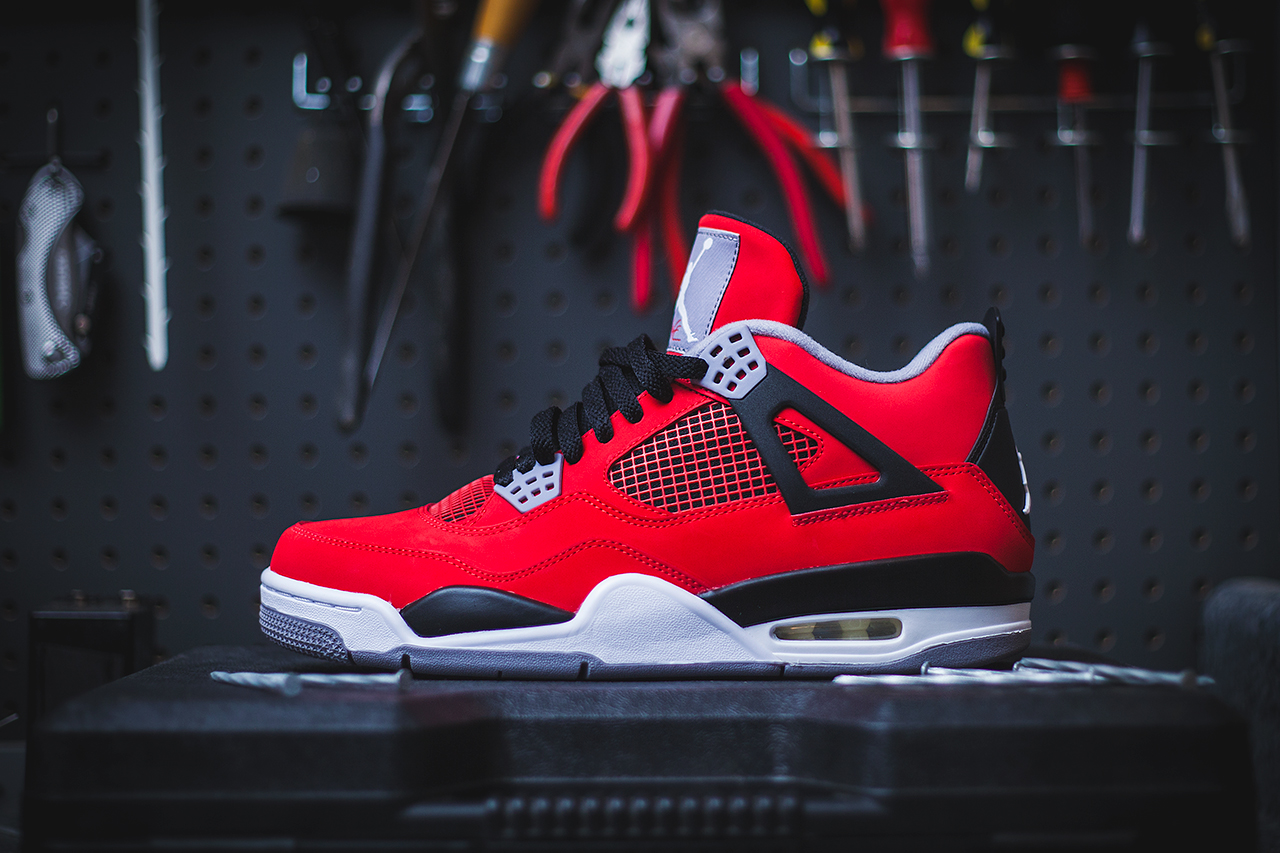 Air Jordan 4 Toro