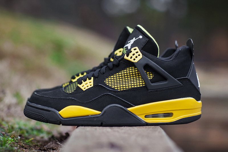 Air Jordan 4 Thunder