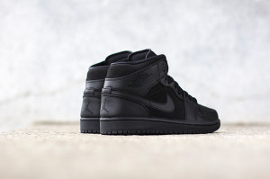 air-jordan-1-triple-black
