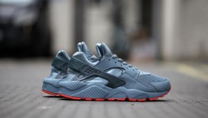 nike-air-huarache-fb-graphite-classic-charcoal-bright-crimson-700x400